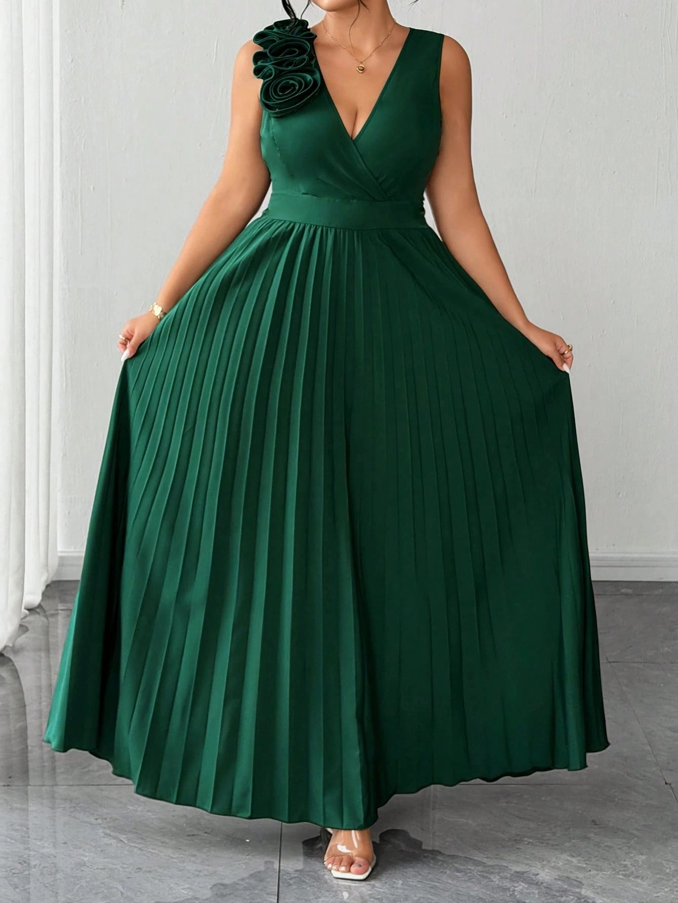 Plus Size Emerald‑Green A‑Line V‑Neck Sleeveless Simple‑Back Floor‑Length Prom Dress 