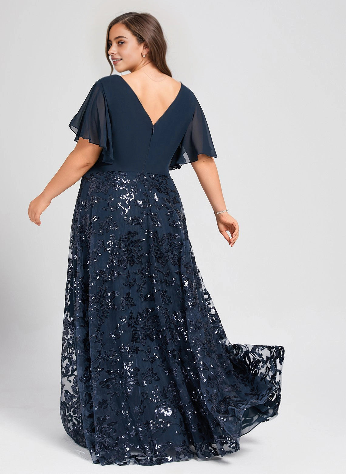 back view dark navy curvy evening dress low v back zip sequin lace wedding mom outfit
背面图 备用图：深色海军蓝色的曲线设计晚礼服，低腰设计，配有拉链和亮片装饰，适合婚礼场合，适合母亲穿着。