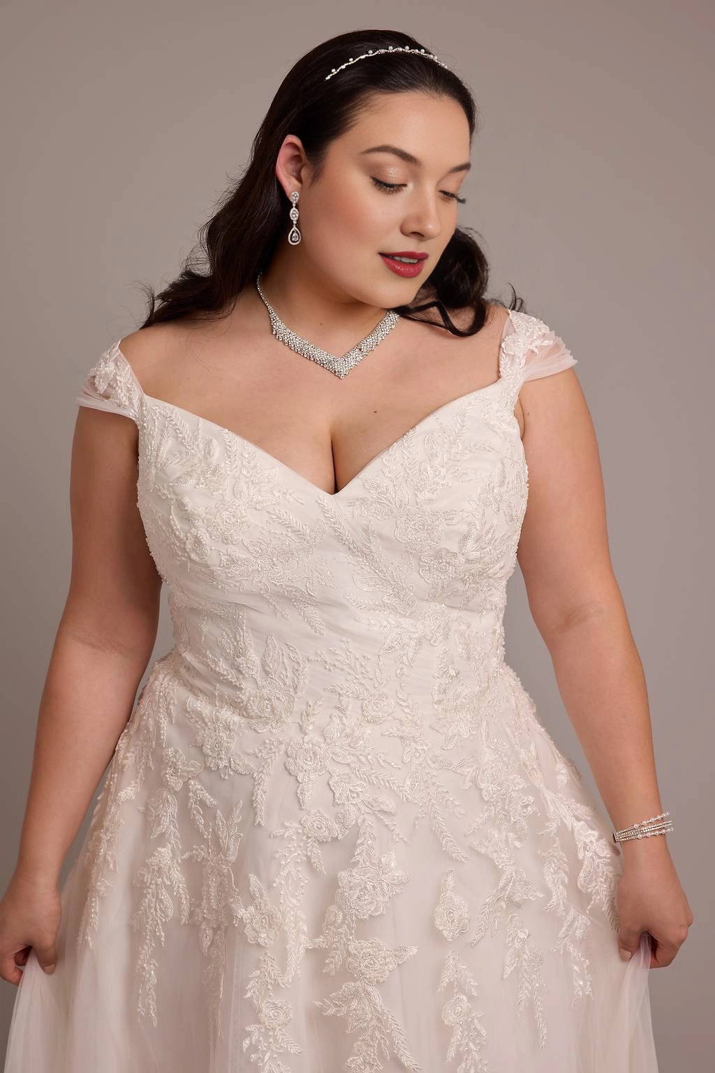 Romantic A-Line Sweetheart Puff Sleeve Zipper Back Plus Size Wedding Dress